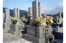 真後ろに建つご兄弟のお墓と同じデザイン、同じ石種のお墓を建立しました。